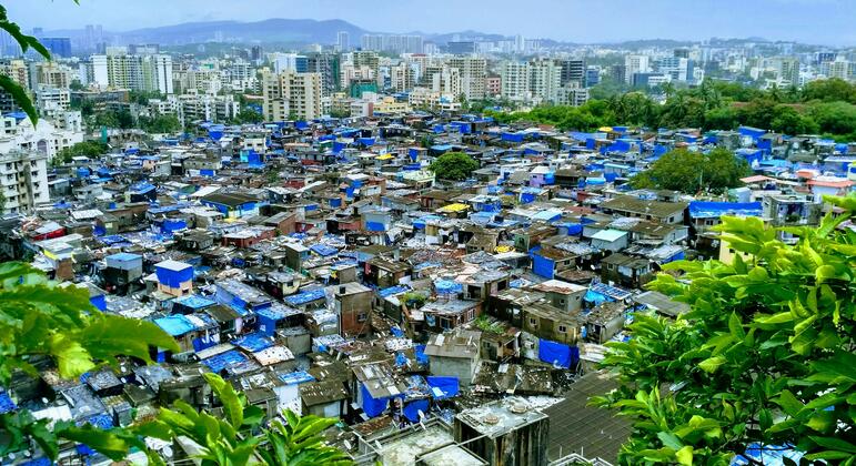منطقة عشوائية كثيفة السكان في مومباي، الهند.
